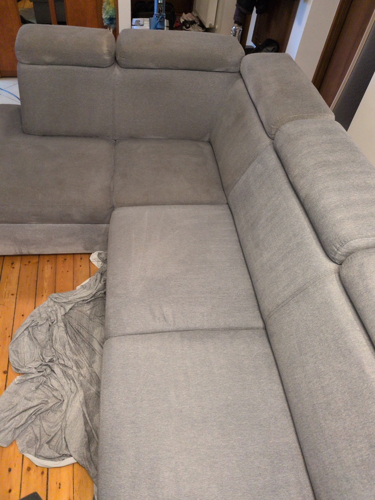 Profesjonalne pranie ekstrakcyjne dużej kanapy narożnej 