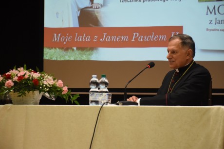 Osobisty sekretarz św. Jana Pawła II w Kielcach na promocji książki o papieżu
