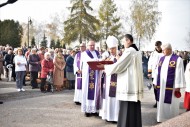 Biskupi będą sprawowali Msze na kieleckich cmentarzach