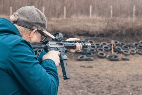 Setki osób w naszym regionie mają pozwolenie na broń. Czy każdy może mieć pistolet?