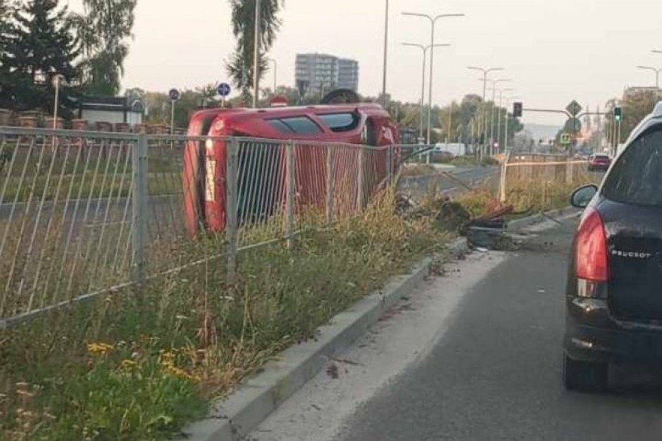 Kierowca zasnął za kierownicą, auto wypadło z drogi