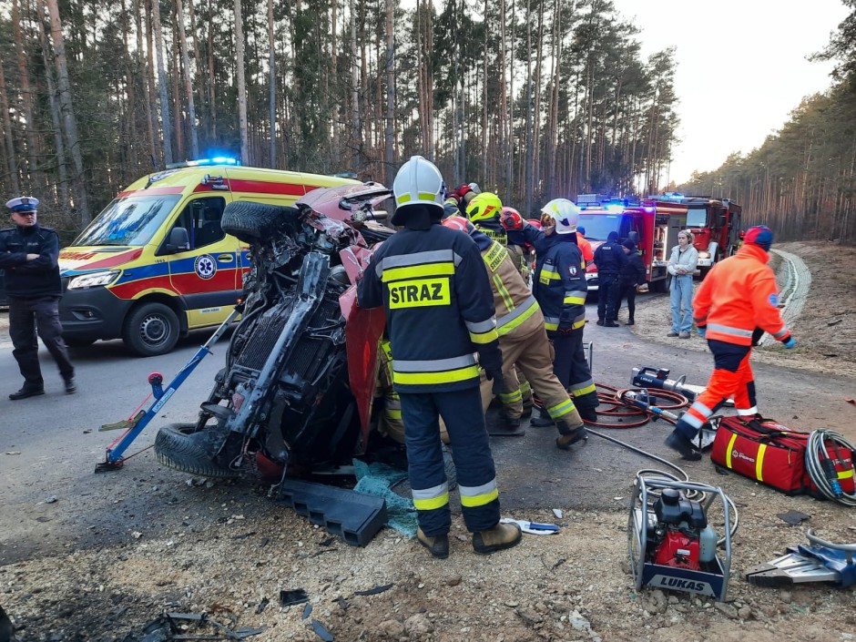 Samochód uderzył w przepust, kierowca z licznymi obrażeniami