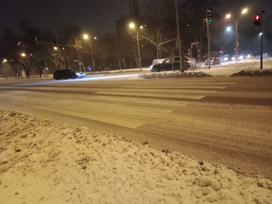 [INTERWENCJA] Hałdy śniegu zmorą pieszych