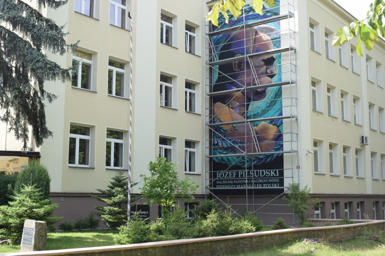 Wyjątkowy mural z wizerunkiem J. Piłsudskiego ozdobił VII. L.O. w Kielcach