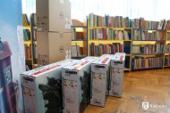 Biblioteka miejska z nowymi komputerami i czytnikami e-booków