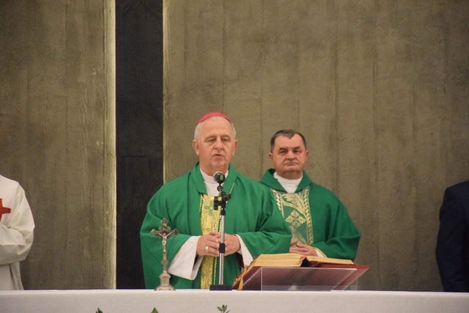 FOTO] Biskup Jan Piotrowski modlił się za pomordowanych mieszkańców Michniowa