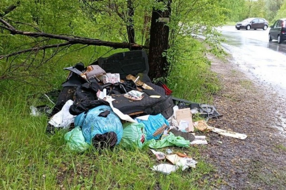 Opony i odpady po remoncie. Zamiast na śmietnik – do lasu…