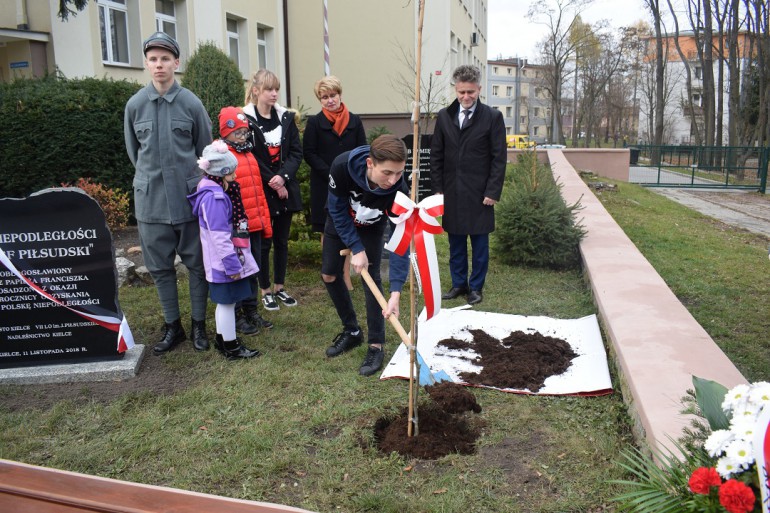 Zasadzili dąb pobłogosławiony przez Ojca Świętego