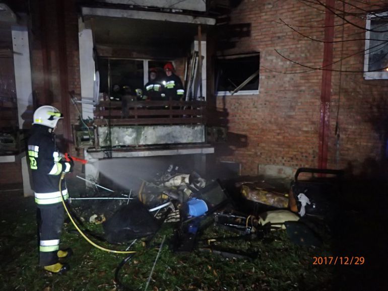 [ZDJĘCIA] Starachowice: pożar w bloku. 25 osób ewakuowanych