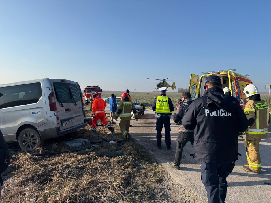 Pięć osób trafiło do szpitala po zderzeniu osobówki i busa