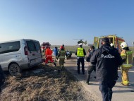 Pięć osób trafiło do szpitala po zderzeniu osobówki i busa