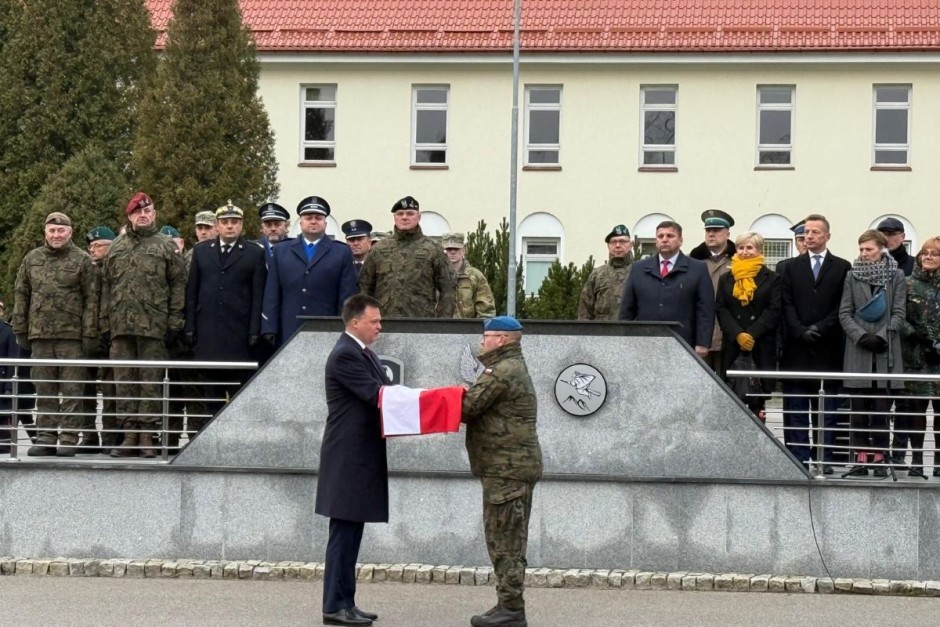 Marszałek Sejmu przekazał flagę kieleckiej jednostce