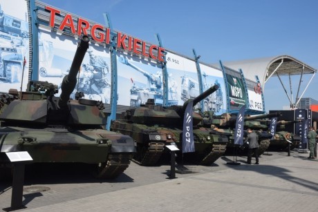Incydent na MSPO. Jedno ze stoisk oblane cieczą, zatrzymano dwie osoby