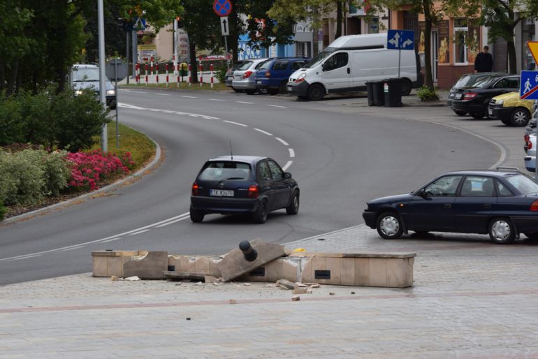 Samochód wjechał w murek przy Placu Moniuszki