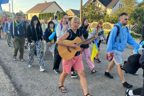 Przedostatni dzień pielgrzymki. Pątnicy idą do Mstowa