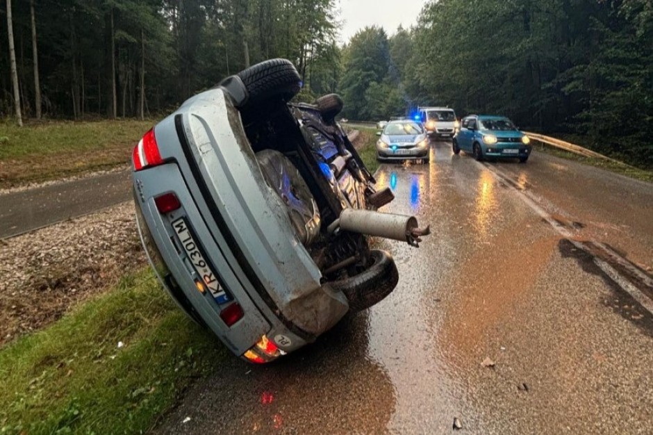 Wpadła w poślizg, auto dachowało