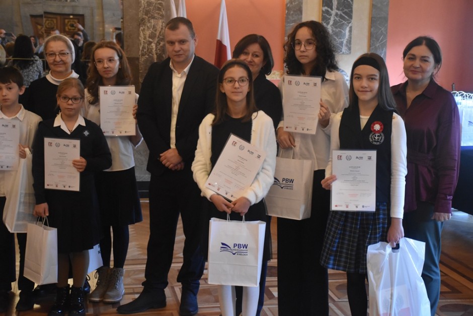 Ortografia i historia. Poznaliśmy zwycięzców Dyktanda Niepodległościowego