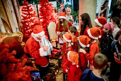 Setki potrzebujących dzieci spotkały się z Mikołajem w KCK