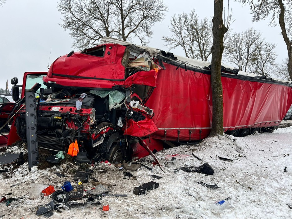 Tir uderzył w drzewo, droga zablokowana