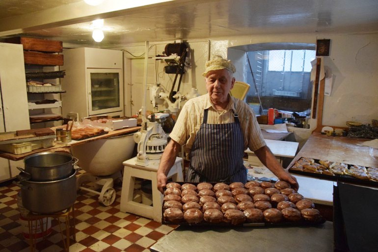 Dziś Tłusty Czwartek. Zygmunt Pańszczyk przygotowuje pączki od ponad pół wieku...