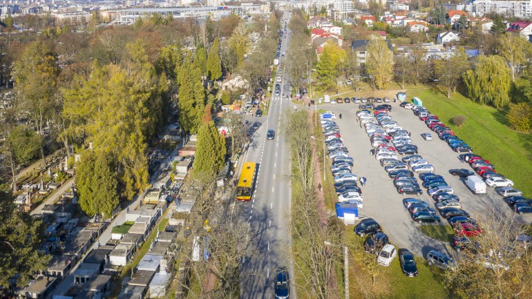 [VIDEO] Ruch wokół cmentarzy coraz większy. Parkingi zapełniają się samochodami