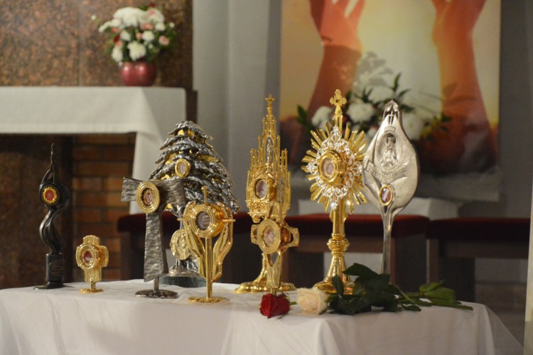 [FOTO] Przeszli z relikwiami podczas Nocy Świętych. „Są naszymi drogowskazami”