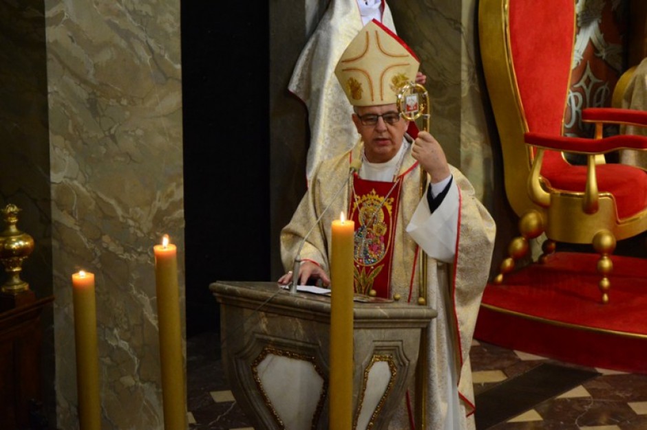 Atak na kielecką katedrę. Biskup Kielecki: "Nikt nie ma prawa przeszkadzać nam w modlitwie!"