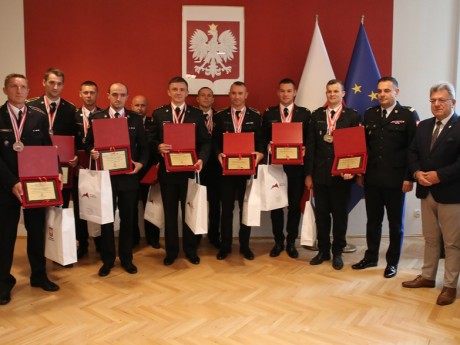 Wojewoda uhonorował naszych strażaków – mistrzów Polski