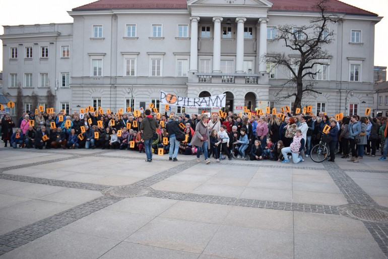 Manifestacja popierająca nauczycieli na kieleckim Rynku