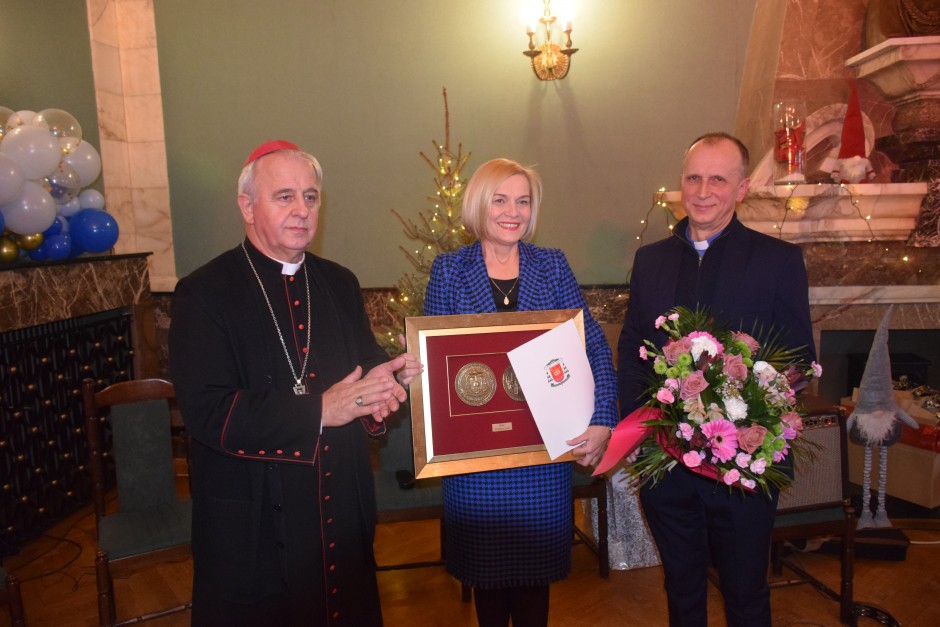 Renata Janik otrzymała nagrodę za zasługi dla diecezji kieleckiej