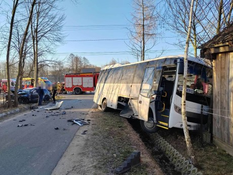 Zderzenie autobusu przewożącego młodzież i osobówki. Jedna osoba w szpitalu