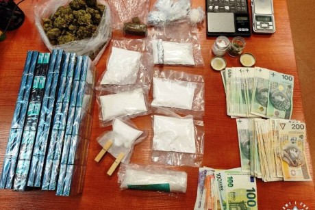 Poporcjowane narkotyki i nielegalne papierosy. Zarzuty dla 44-latka