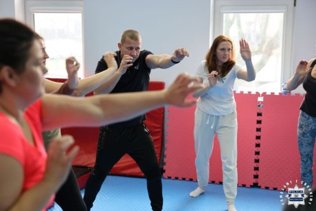 [FOTO] Klub Przedsiębiorczych Mam… w policyjnej sali treningowej