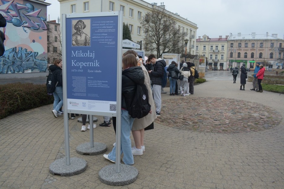 Wystawa poświęcona Mikołajowi Kopernikowi stanęła na Placu Artystów w Kielcach