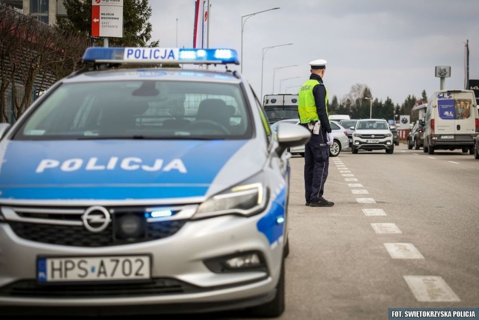 Policjanci zabezpieczają Agrotech