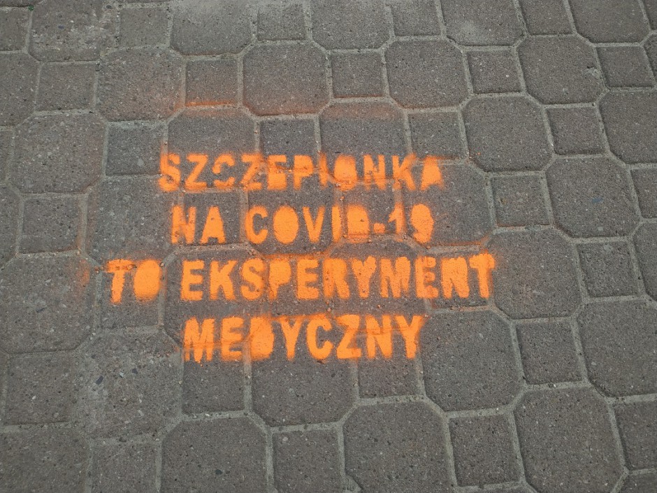 Napisy zniechęcające do szczepień na chodnikach w centrum Kielc