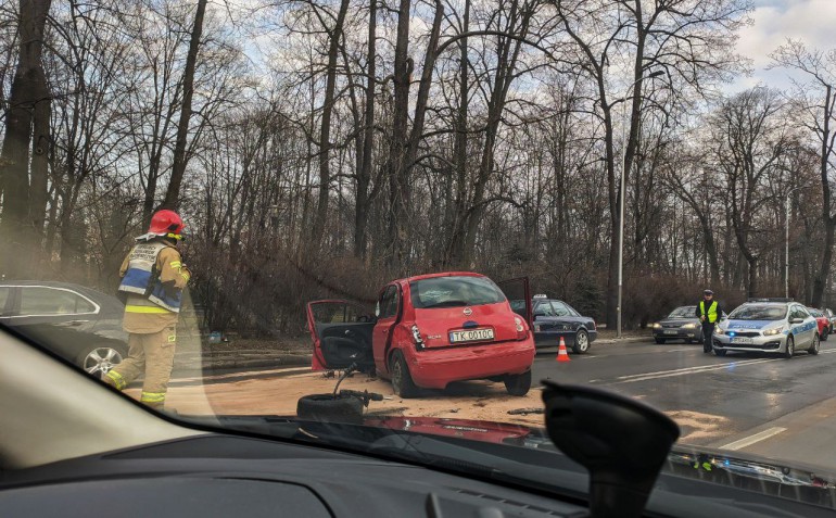 Wypadek na Ogrodowej. Osobowy nissan uderzył w betonowe ogrodzenie