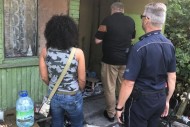 Policjanci i streetworkerzy patrolują pustostany