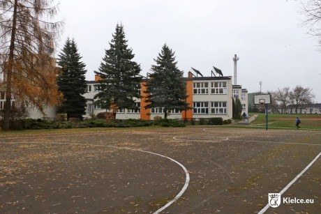 Kolejna szkoła z nowymi boiskami, miasto szuka wykonawcy