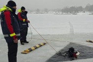 Strażacy ćwiczyli nurkowanie pod lodem
