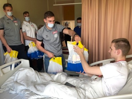 Piłkarze Łomży Vive Kielce odwiedzili małych pacjentów