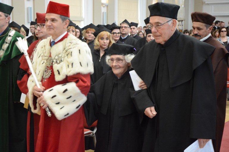 Prof. Wiktoria Śliwowska doktorem honoris causa UJK