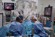 Chirurdzy z ŚCO operują wykorzystując nowoczesnego robota