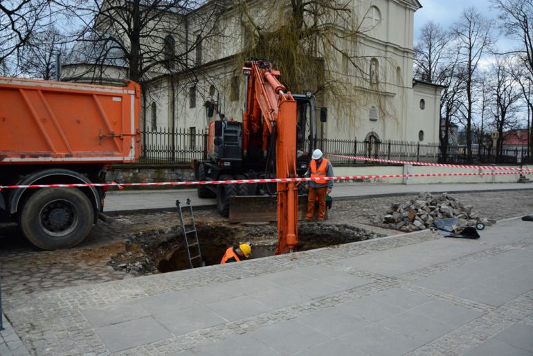 Utrudnienia na Kaczyńskiego. Zapadła się ziemia