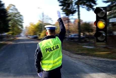 Gesty policjanta kierującego ruchem – warto je znać!