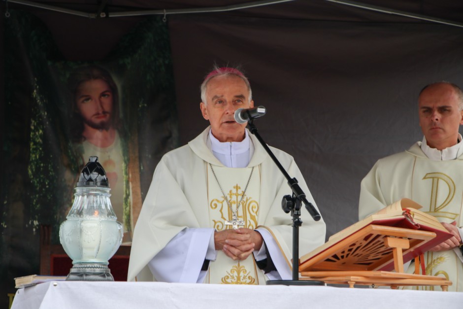 Biskup Marian Florczyk na cmentarzu w Cedzynie: Świętość to piękno ducha człowieka