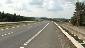 Drogowcy montują bramkę odcinkowego pomiaru prędkości na S7