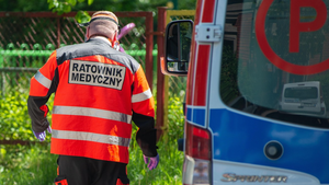 Kierowca zasłabł podczas jazdy. Na miejscu jest załoga ratownictwa medycznego