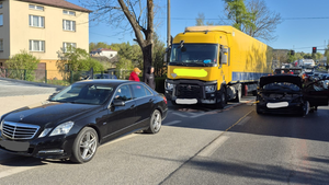 Trzy pojazdy zderzyły się w Kostomłotach. Jedna osoba w szpitalu