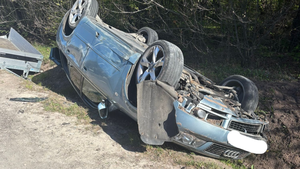 Dachowanie w Czerwonej Górze. Dwie osoby w szpitalu 